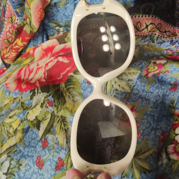 Salvatore Ferragamo 🤎 Ivory & Tan round sunglasses 100% Authentic - Picture 3 of 7